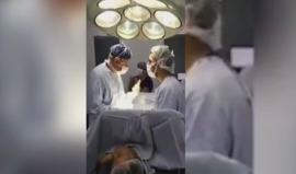 فيديو صادم.. أطباء يشاهدون مباراة تشيلي والبرتغال خلال "عملية جراحية"