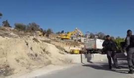 #شاهد جرافات الاحتلال تهدم منزل المواطن المقدسي محمود الهدرة في بلدة الطور بالقدس المحتلة 

تصوير: فاطمة أبو سبيتان