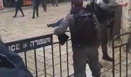 #شاهد .. إصابة شاب بجراح خطيرة برصاص الاحتلال بعد تنفيذه عملية طعن أدت إلى إصابة 3 جنود صهاينة في منطقة باب الأسباط بالقدس المحتلة .