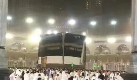 #شاهد 
لحظة هبوب الرياح القوية على الحرم المكي الشريف