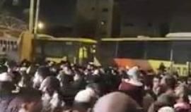 #شاهد نحو 6000 مستوطن بينهم وزير الزراعة في حكومة الاحتلال يقتحمون قبر يوسف شرق نابلس فجر اليوم، وسط مواجهات عنيفة مع الشبان.