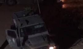#شاهد
قوات الاحتلال تعتقل الشاب منجد نادر القواسمي عقب مداهمة منزل عائلته في #الخليل.
تصوير مهران القواسمي