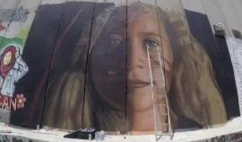 فنانان ايطاليان يرسمان صورة الفتاة المعتقلة لدى قوات الاحتلال #عهد_التميمي على جدار الفصل العنصري في بيت لحم
