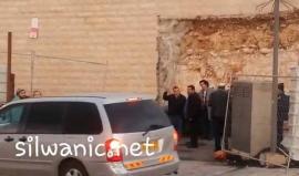 مستوطنون يؤدون صلوات تلمودية مقابل المسجد الأقصى في حي رأس العامود بسلوان