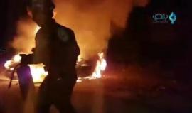 #شاهد إحدى السيارات التابعة لجبهة فتح الشام استهدفها طيران التحالف الدولي على طريق كفرتخاريم سلقين بريف إدلب ليلا