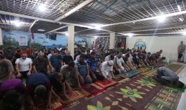 #شاهد نزلاء مركز إصلاح وتأهيل الكتيبة في غزة يحيون اعتكاف العشر الأواخر من رمضان