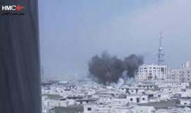 #شاهد| كيف تسقط الصواريخ المظلية على حي الوعر المحاصر في #حمص