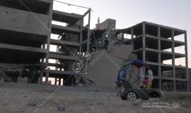 من بينها مبنى مؤسسة "IHH" الإغاثية التركية 
#شاهد الأضرار التي طالت المباني المحيطة والحديقة العامة بجوار مبنى الكتيبة الذي تعرض لقصف بـ 8 صواريخ، غرب مدينة غزة .