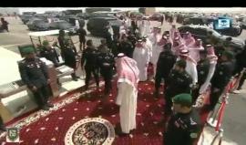 نشطاء سعوديون: أشخاص يتدافعون ليقبلوا يد ولي العهد محمد بن سلمان بينما يسير الملك السعودي لوحده دون اعتبار