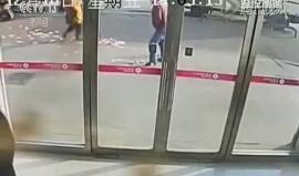 خرج من البنك فتطايرت نقوده .. إحذر أن تحصل معك :)