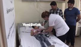 #شاهد | أطباء أتراك يحيون الأمل لدى الطفلة السورية "ريان" لاستعادة بصرها

تعيش الطفلة السورية ريان صطيف (6 أعوام) أمل استعادة بصرها مجددًا على يد الأطباء الأتراك في ولاية غازي عنتاب جنوبي البلاد، بعد أن فقدته إثر القصف الذي تعرضت له مدينتها حلب قبل 3 أعوا