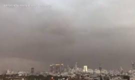 فيديو للبرق والرعد في مدينة تل الربيع المحتلة أمس