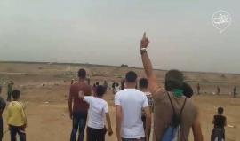 #شاهد قوات الاحتلال تتوعد المتظاهرين بالقتل شرق غزة .. وهكذا رد الشبان عليهم.  
تصوير محمد ابواسلام