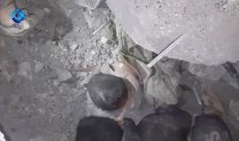 #شاهد| لحظة انقاذ طفل من تحت الأنقاض على قيد الحياة عقب استهداف مسجداً رايح ضحيته 57 شهيدا وعشرات الجرحى في ريف #حلب الغربي مساء أمس 

وكالة ثقة