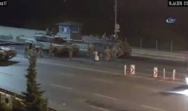 #شاهد
 كيف تصدت امرأة للانقلابيين على جسر البسفور #تركيا