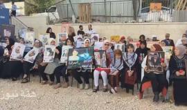 وقفة أهالي الأسرى في مقر الصليب الأحمر في القدس المحتلة.