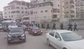 لحظة اقتحام قوات الاحتلال مخيم شعفاط شمال شرق القدس صباحا