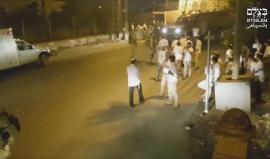 #فيديو مستوطنون يهاجمون عائلات فلسطينية قرب المسجد الإبراهيمي بالخليل ليلة أمس بحماية قوات الاحتلال