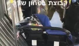 #شاهد | الإعلام العبري ينشر مقطع لما يقول أنه اعتقال فلسطيني نفذ عملية الطعن في القطار الخفيف بشارع يافا بالقدس المحتلة قبل قليل والتي اسفرت عن إصابة 3 مستوطنين أحدهم بحالة خطيرة .