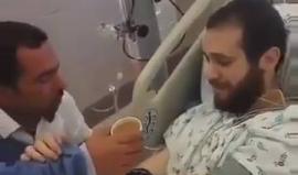 رشفة الحساء الأولى للأسير محمد البلبول بعد إنهاء إضرابه واعلانه الانتصار على السجان