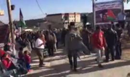 #بث_مباشر 
عائلة الصحفي المضرب عن الطعام محمد القيق  تبدأ فعاليات التضامن معه  وإقامة خيمة اعتصام أمام منزله في دورا 
تصوير عامر أبو عرفة