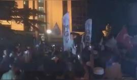 #شاهد أتراك ينظمون مظاهرة احتجاجية أمام مقر السفارة الإسرائيلية في اسطنبول تنديدا بمنع الصلاة في #المسجد_الأقصى