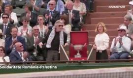 #شاهد المغني العالمي روجر وترز يرتدي الكوفية الفلسطينية خلال الكشف عن كأس بطولة فرنسا المفتوحة للتنس