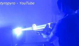 #شاهد مخترع صغير يصنع "بازوكا" بقوة 200 واط!

تمكن شاب مخترع يبلغ من العمر 23 عاما من صنع قاذفة ليزر "بازوكا"، حيث نشر الشاب اختراعه على موقع يوتيوب، قائلا أنها بندقية ليزر قوية، وحسب قوله قام بتجميعها فى المنزل من مواد الخردة.