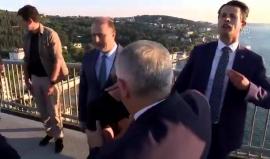 #شاهد رئيس الوزراء التركي بن علي يلدرم يقنع شخصاً بالعدول عن الانتحار في #اسطنبول