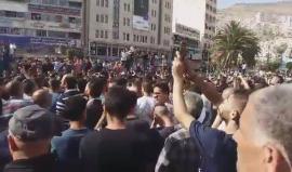 "سلطة جواسيس" 
#شاهد .. هتافات الآلاف خلال مسيرة تشييع المواطن أحمد عز حلاوة في نابلس والذي قضى الثلاثاء الماضي تحت التعذيب على يد عناصر أمن السلطة بعد اعتقاله في سجن جنيد.