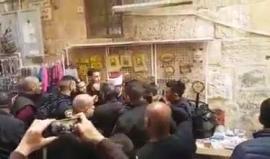 لحظة اعتقال جنود الاحتلال حارس المسجد الاقصى حمزة نمر من باب المجلس