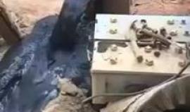 سعودي يكتشف بئرا من النفط في مزرعته

قالت صحيفة سعودية، إن مواطنا في مدينة طابة شرق حائل، وجد بئرا من النفط في منزله، الذي يقع في منطقة بركان خامد يحدث بها العديد من الهزات الأرضية.