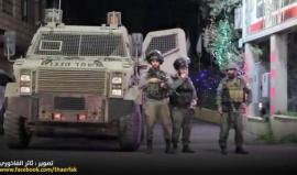 مستوطنون بحراسة قوات الاحتلال يقتحمون منطقة بئر حرم الرامة في الخليل.