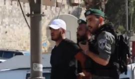 #شاهد | قوات الاحتلال تشن حملة اعتقالات لشبان فلسطينيين بمنطقة باب العامود بالقدس المحتلة بعد محاولتهم التصدي لمئات المستوطنين يقتحمون المسجد الأقصى المبارك حاليا .
تصوير محمد قاروط إدكيدك