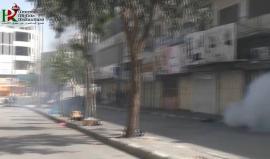 #شاهد جنود الاحتلال يلقون قنابل الغاز ويستهدفون الصحافين والمتاجر بالمياه العادمه في وسط مدينة الخليل. 
تصوير عارف جابر