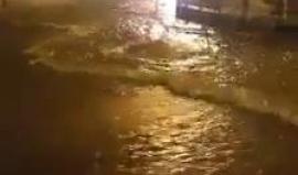 سيول في شوارع باب العمود بـ القدس ليل أمس بفعل غزارة الأمطار