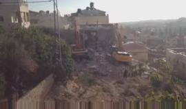 شاهد جرافات الاحتلال تهدم منزل المواطن ثلجي عبد العزيز سليمان في بلدة بيت حنينا شمال القدس المحتلة صباح اليوم