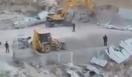 #شاهد .. جرافات الاحتلال تهدم منزل وبركس للمواطن حسن خليل عقيل في حي الفاروق بجبل المكبر جنوب القدس المحتلة.