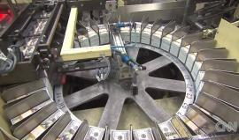 كيف تُصنع الدولارات ؟! .. حدثنا عن شعورك وأنت تشاهد المقطع