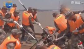 بـ 27 دقيقة فقط .. 

#شاهد كيف أنشأ الجيش الصيني جسر بطول 1150 مترا بوقت قياسي خلال التدريبات !