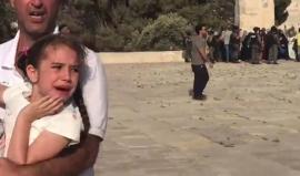 #شاهد مشهد مؤثر.. "الله ياخدهم اليهود" طفلة أصيبت خلال قمع قوات الاحتلال المصلين في باحات المسجد الأقصى المبارك.