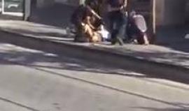 #شاهد قوات الاحتلال تهاجم فلسطيني وتعتقله في شارع يافا بالقدس المحتلة للاشتباه بأنه يحمل قنبلة محلية الصنع في حقيبته