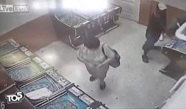 تحذير الفيديو يحتوي على مشاهد قاسية +18

#شاهد كاميرا ترصد رجل يهاجم إمرأة ويقطع يدها بساطور !

تفاصيل الحدث، لجأت السيدة المبتور يدها الى الرجل الجاني لطلب دين لها عليه فرد بضرب يدها بساطور في محل للمقامرة بماكينات Slot Machine أو "آلات الحظ" في مدينة Al