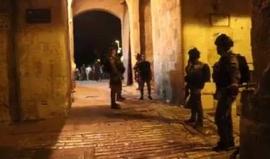 #شاهد 
ايقاف شاب وتفتيشه على باب الأسباط في #القدس المحتلة
تصوير محمد ادكيدك