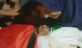 شهيدة العيد .. 
#شاهد .. النظرة الأخيرة ووداع الشهيدة الطفلة لمى مروان موسى (٤ أعوام) في بلدة الخضر جنوب بيت لحم والتي ارتقت بالأمس اثر دهسها من قبل مستوطن صهيوني .