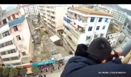 #شاهد لقطات مروعة لصينية حاولت الانتحار فأنقذها زوجها من شعرها !