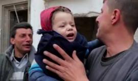 #مؤثر .. #فيديو متداول لطفلة في #حلب تبحث عن والدها بعد استهداف منزلهم من الطيران الحربي.