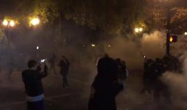 #شاهد الشرطة الأمريكية تطلق الغاز بكثافة صوب المحتجين على انتخاب ترامب في مدينة بورتلاند