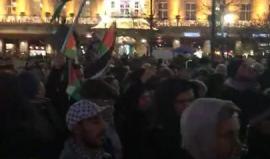 #شاهد #مباشر مظاهرة أمام مقر البرلمان في العاصمة النرويجية أوسلو نصرة للقدس ورفضا لإعلانها من قبل ترامب عاصمة للكيان الإسرائيلي.
#القدس_عاصمة_فلسطين