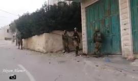 #شاهد هكذا أوقع شبان فلسطينيين بقوات الاحتلال في كمين خلال المواجهات في بلدة تقوع جنوب شرق بيت لحم اليوم.
تصوير: أكرم العمور